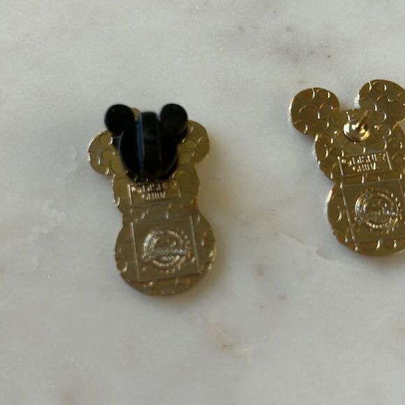 Disney Mickey and Minnie snowman woman tack pins - Picture 4 of 4